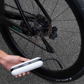 Pompe électrique - Mini compresseur  CYCPLUS A2 PRO blanc : gonflage rapide pour toutes les valves