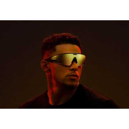 OAKLEY META VANGUARD IA White Prizm Saphir - Lunettes solaires connectées avec Caméra et écouteurs intégrés | Planetecycle OAKLEY META VANGUARD IA White Prizm Saphir - Lunettes solaires connectées avec Caméra et écouteurs intégrés | Planetecycle